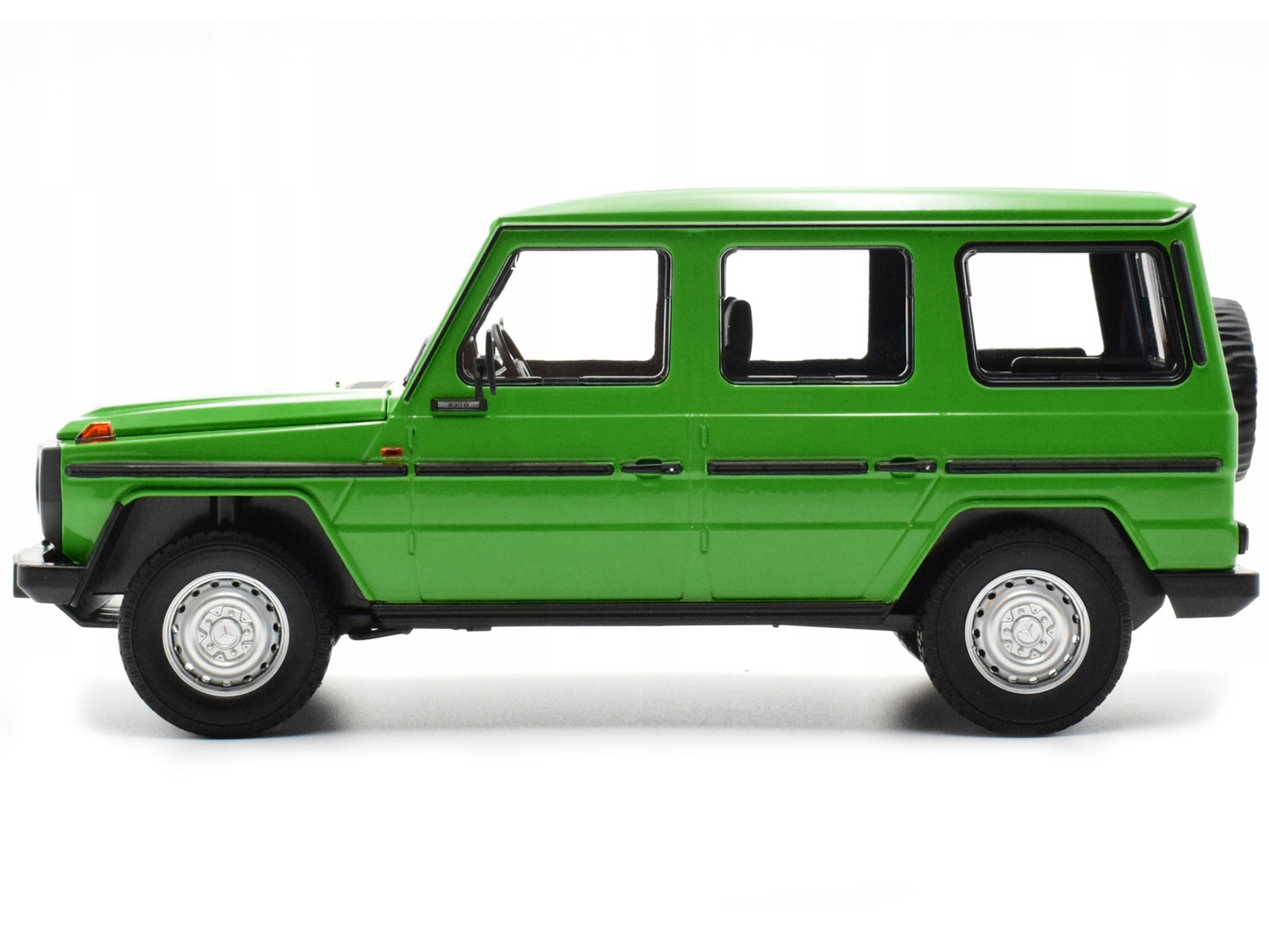 1980 Mercedes-Benz G-Model (LWB) Green with Black Stripes Limited Edition to 402 pieces Worldwide 1/18 Diecast Model Car by Minichamps - Image 2