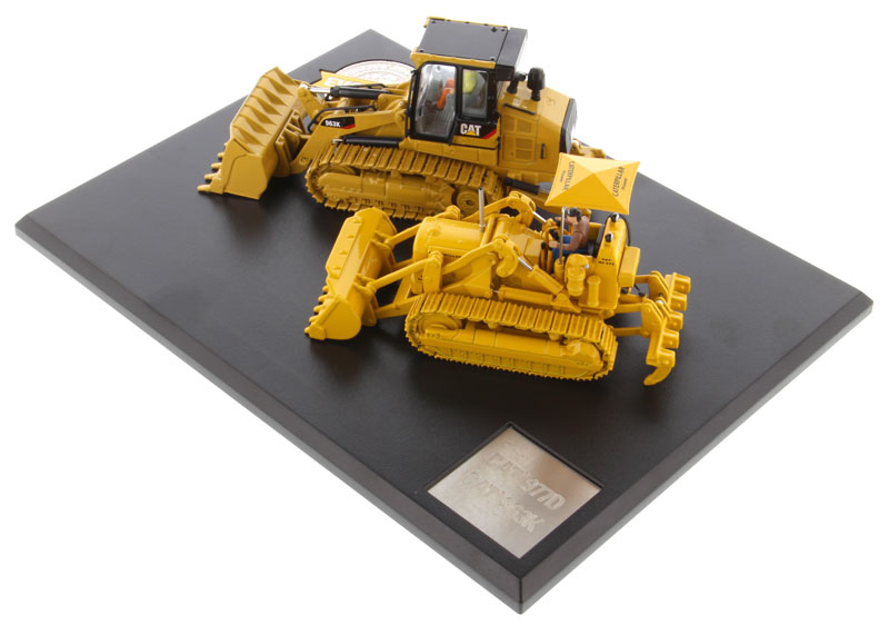 CAT Caterpillar 977D Traxcavator (Circa 1955-1960) and CAT Caterpillar 963K Track Loader (Current) with Operators "Evolution Series" 1/50 Diecast Models by Diecast Masters - Image 3