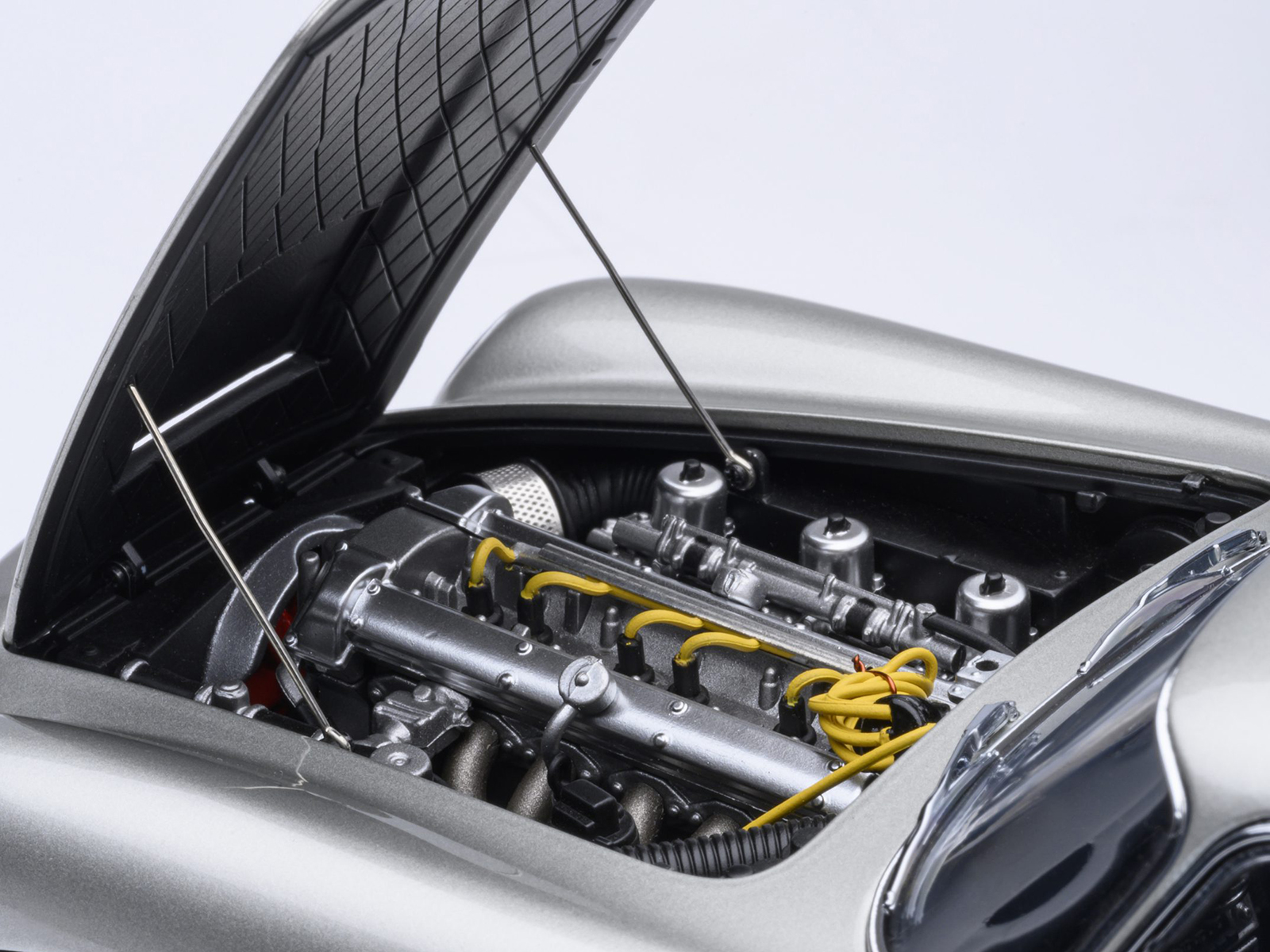 Aston Martin DB5 RHD (Right Hand Drive) Birch Silver 1/18 Model Car by Autoart - Image 3