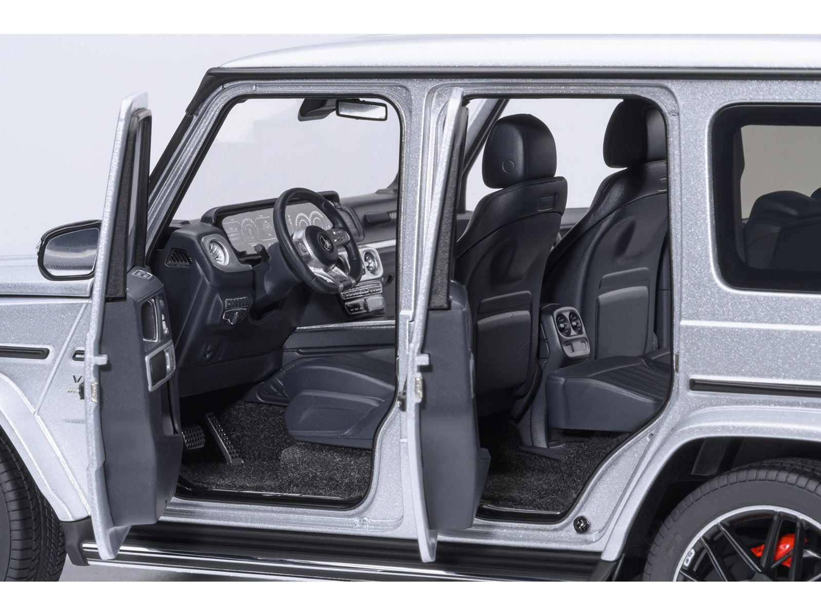2019 Mercedes-Benz AMG G63 Iridium Silver Metallic 1/18 Model Car by Autoart - Image 4