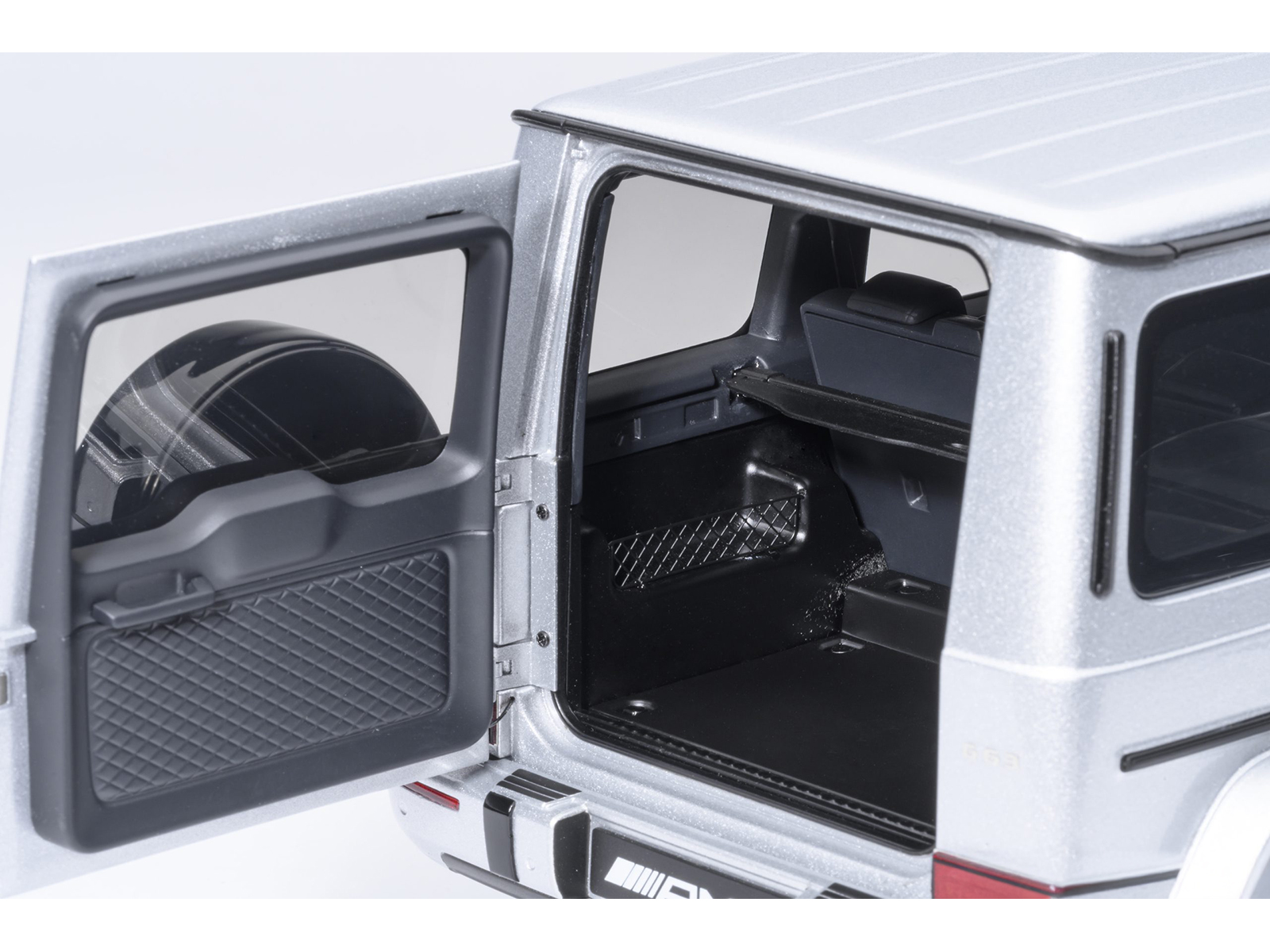 2019 Mercedes-Benz AMG G63 Iridium Silver Metallic 1/18 Model Car by Autoart - Image 5