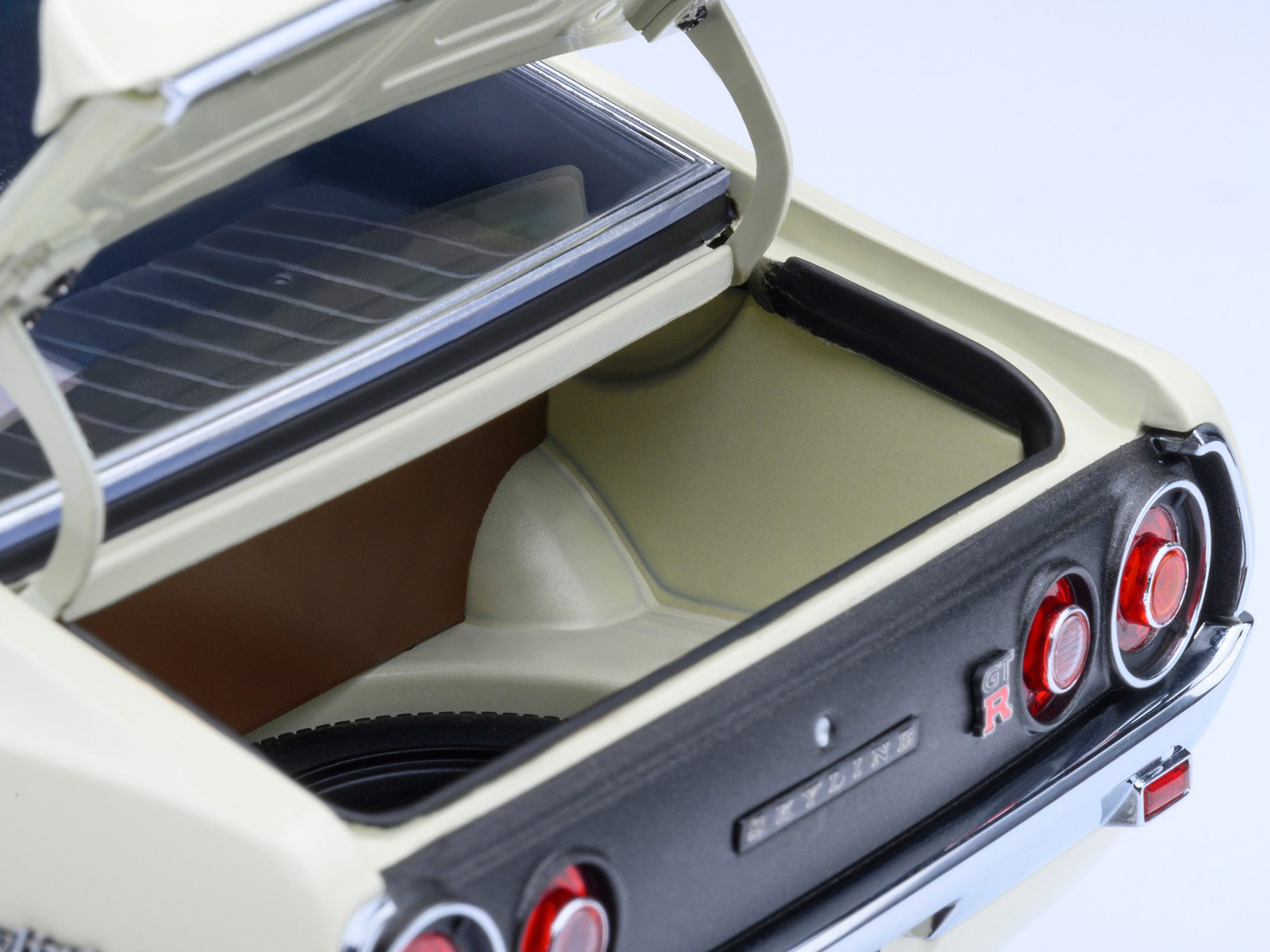 Nissan Skyline 2000GT-R (KPGC110) Tuned Version RHD (Right Hand Drive) White 1/18 Model Car by Autoart - Image 5