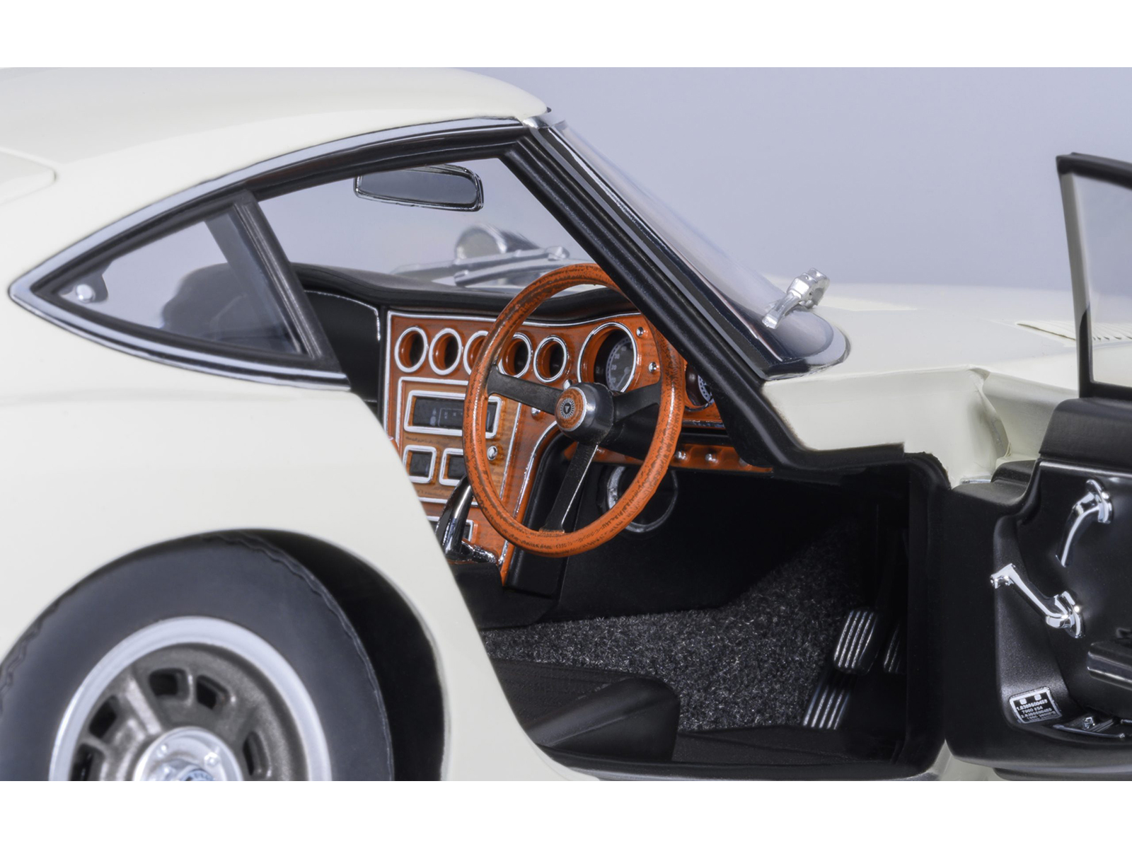 1967 Toyota 2000GT RHD (Right Hand Drive) White 1/18 Model Car by Autoart - Image 4