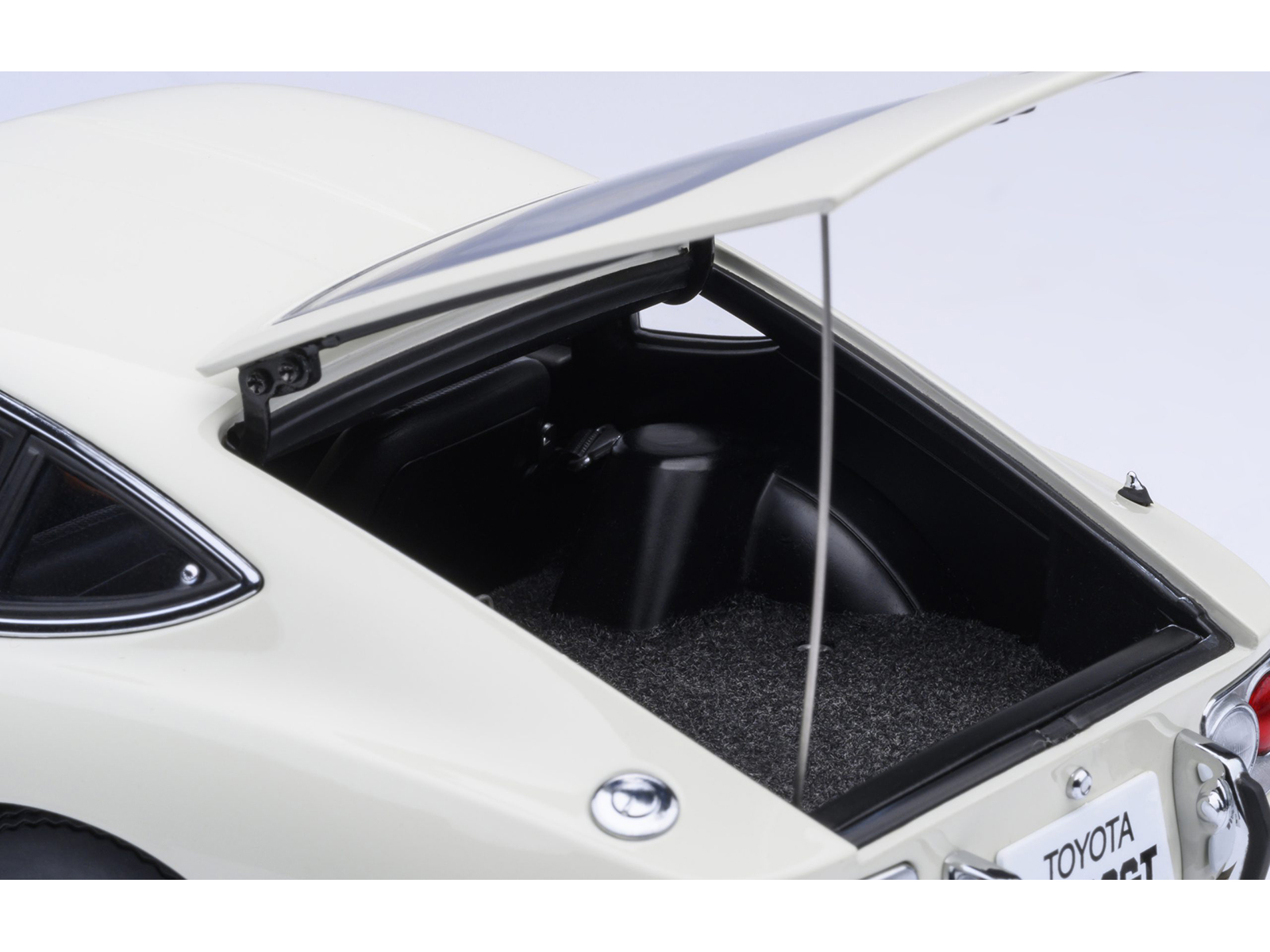1967 Toyota 2000GT RHD (Right Hand Drive) White 1/18 Model Car by Autoart - Image 5