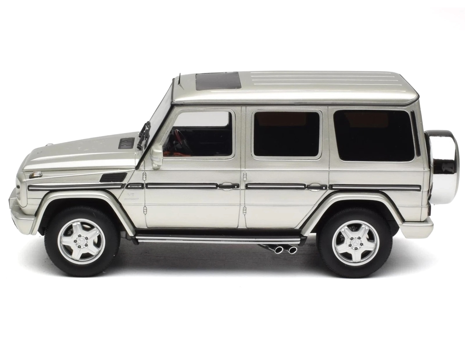 2003 Mercedes-Benz G-Class 55 AMG Iridium Silver Metallic Limited Edition to 999 pieces Worldwide 1/18 Model Car by Otto Mobile - Image 4