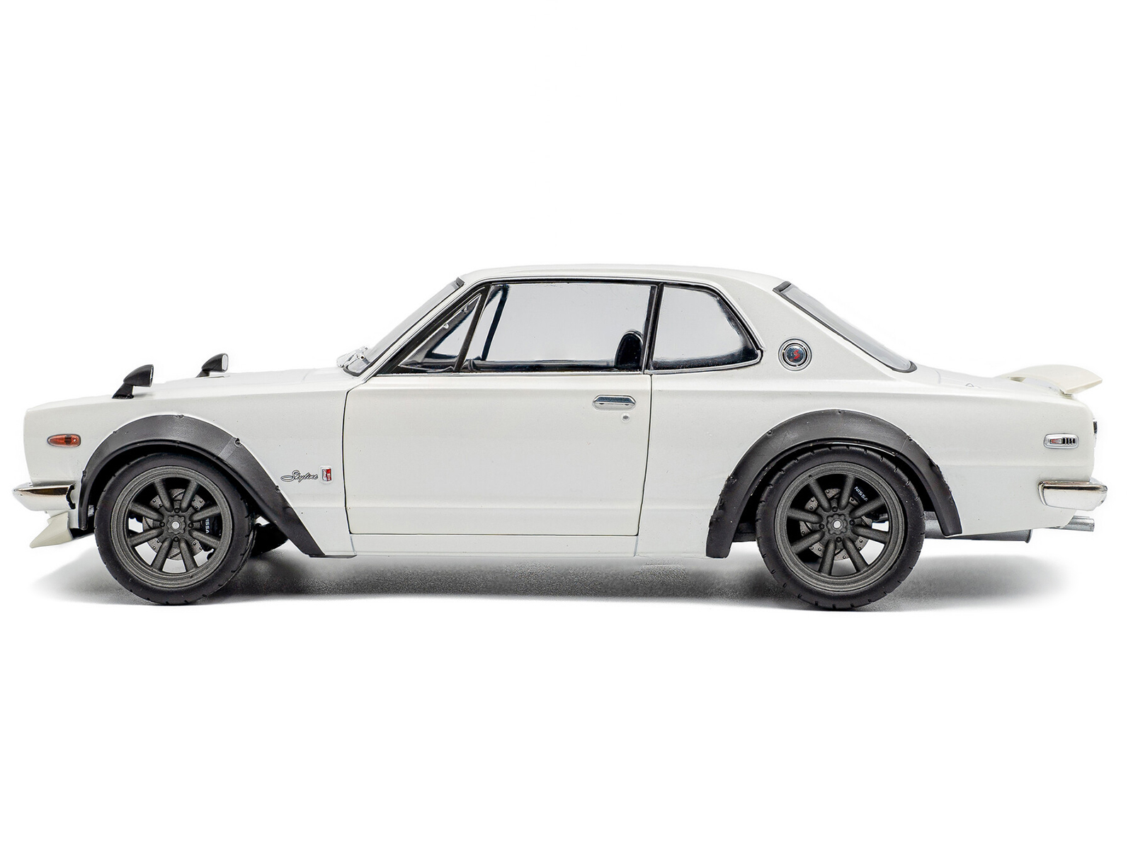 1970 Nissan Skyline (C10) Hakosuka RHD (Right Hand Drive) White 1/18 Diecast Model Car by Solido - Image 3